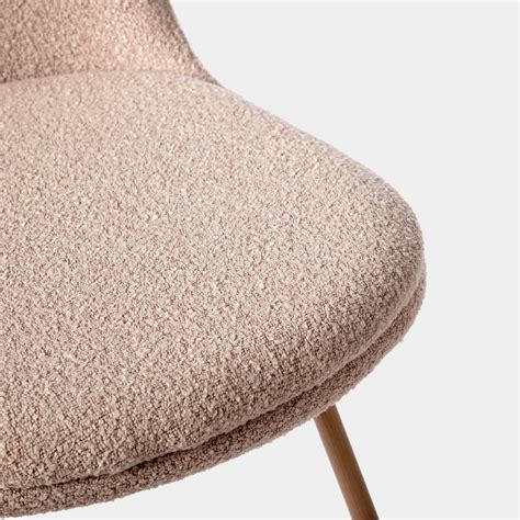 Silla de comedor tapizada bouclé rosa nude con pata natural Tera