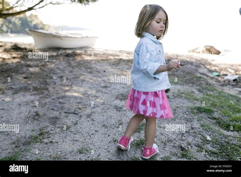 Petite Fille Blonde Debout Banque D Image Et Photos Alamy
