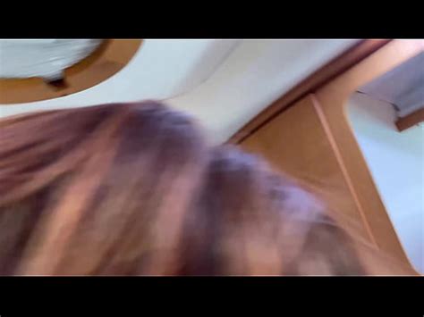Stud lleva a su novia caliente a un yate para follársela en la silla del capitán XVIDEOS
