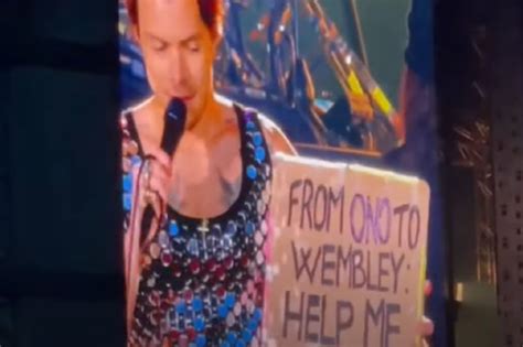 Harry Styles News Singer Helps Fan Come Out As Gay Live On Stage At Wembley Gig