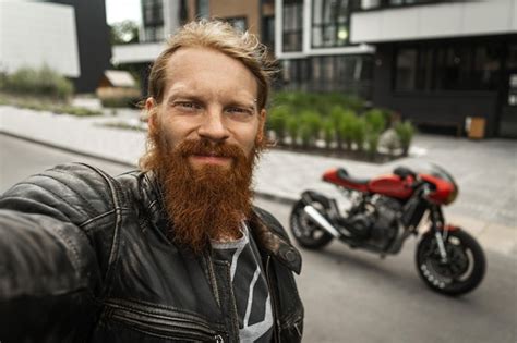 Motociclista Barbudo Ruivo Sem Capacete Se Fotografando Na Frente De