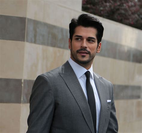 Burak Özçivit protagonista de Amor eterno así luce ahora People en