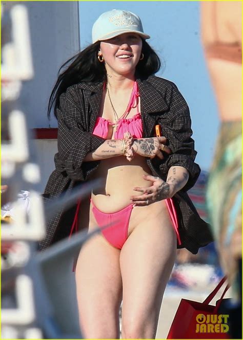 Photo Noah Cyrus Rocks Pink Bikini For Day At The Beach 06 Photo