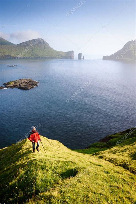 Senderismo En Las Islas Feroe A Lo Largo De La Antigua Ruta Postal A