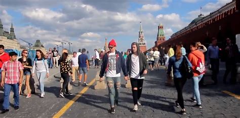 Cómo es la reacción de la gente al ver a una pareja gay en las calles de Moscú