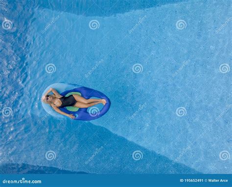Una Joven Y Hermosa Modelo Rubia Posa En Bikini Mientras Disfruta De Un Día De Verano Imagen de