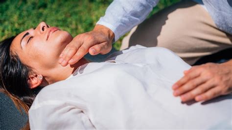 Tratamiento Reiki Para La Curaci N Del Chakra De La Garganta Foto Premium