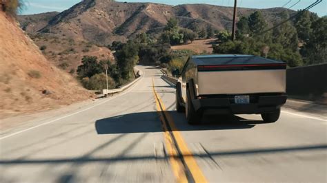 Voici Les Premiers Essais Du Cybertruck Le Pickup De Tesla Ne Laisse