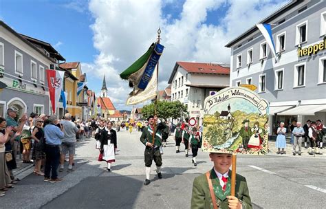 Rekordverdächtig 82 Gruppen ziehen mit beim Festzug zum