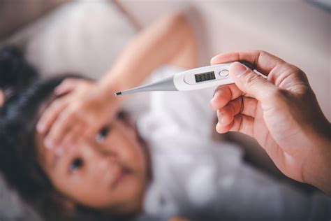 Madre Revisando La Temperatura De Su Hija Enferma Con Term Metro En La