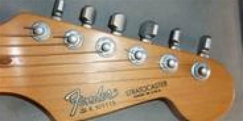 La Mitica Chitarra Fender Stratocaster Compie Anni Giornale Di