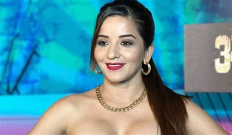 Bhojpuri Actress Monalisa Crossed All Limits Of Bo Ldness Started Doing Such Act Wearing Bikini