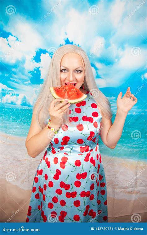 Charmerend Mollig Blonde In Blauwe Speld Kleed Omhoog Tribunes Met Een Stuk Van Watermeloen En