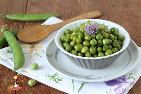 Piselli Freschi Stufati Con Cipolla Fresca Di Tropea In Cucina Con Mire