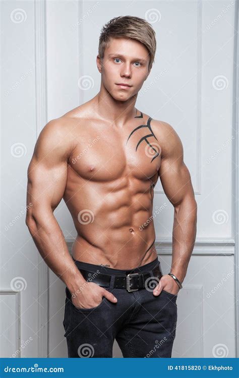 Muskulöser Junger Nackter Sexy Mann Der In Den Jeans Aufwirft Stockfoto Bild Von Männlich