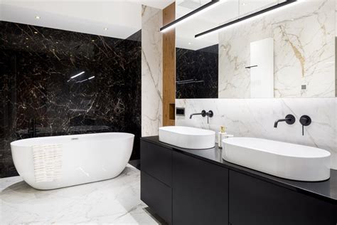 A Bathroom With Two Sinks And A Large Bathtub In It S Center Area