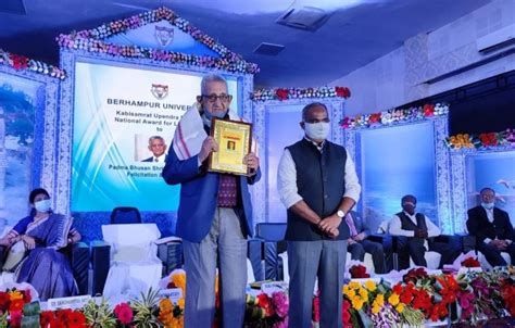 Upendra Bhanja Award Conferred On Odia Poet Ramakanta Rath In Berhampur - odishabytes