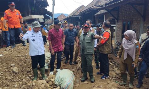 Kunjungi Desa Kelumpang Kepala BNPB RI Dampak Banjir Di OKU Luar