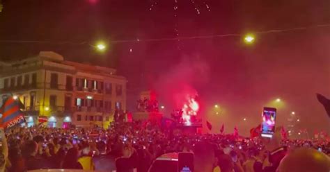 Cagliari promosso in Seria A esplode la festa in città fumogeni cori