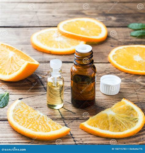 Aceite Esencial De Naranja En Botella Rodajas De Fruta Fresca Sobre