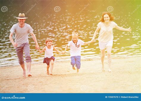 Familia Con Los Ni Os En Verano En La Playa Foto De Archivo Imagen De