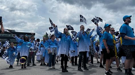 Le Traditionnel Défilé De La Fête Nationale Sous Les Nuages à Montréal