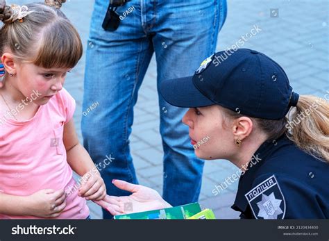 144 Policeman Talking Child Images, Stock Photos & Vectors | Shutterstock