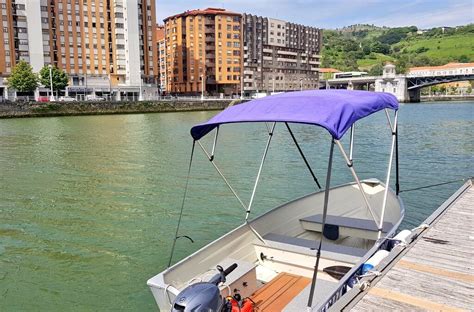 Rivercheer lanchas en la ría de Bilbao TurismoVasco