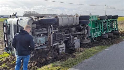 Przewrócony ciągnik siodłowy z naczepą Na razie nie ma utrudnień w