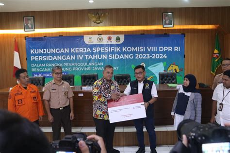 Kemensos Dan Komisi Viii Dpr Ri Beri Bantuan Bagi Korban Bencana Puting Beliung Kementerian