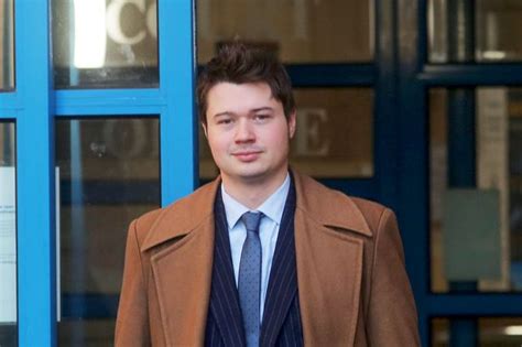 Ator de Sex Education é condenado a anos de prisão por abus de adolescentes Predador sexu l