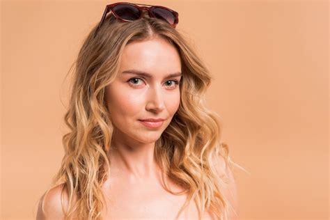 Belle Jeune Femme Blonde à Lunettes De Soleil Photo Gratuite