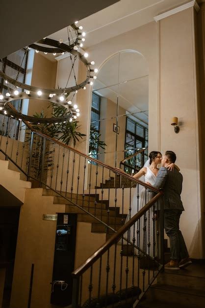 Pareja Joven El Novio Y La Novia En Un Paseo Foto Premium