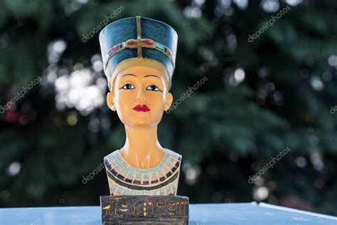 Recuerdo de cerámica que representa a la reina Nefertiti de Egipto en