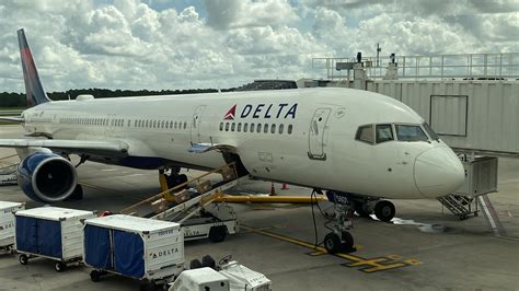 How to Earn and Use the $200 Flight Credit from the Delta Gold Amex