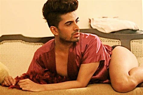 OMG This POPULAR Bigg Boss GAY Contestant Wants Sidharth Malhotra