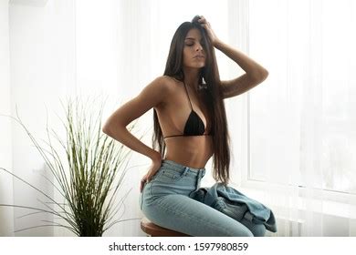 Side View On Sexy Brunette Woman Stock Photo 665958661 Shutterstock