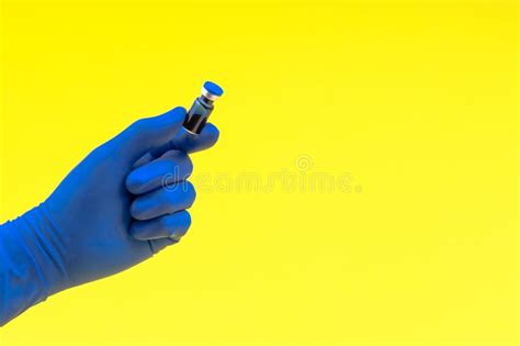 Mano En Un Guante Azul Que Sostiene El Frasco M Dico En Fondo Amarillo