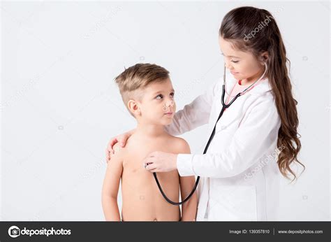 Niños jugando médico y paciente — Foto de stock #139357810 © IgorTishenko