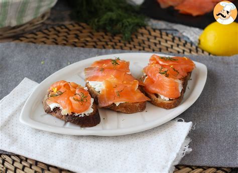 Tostas torradinhas de queijo de cabra e salmão defumado Receita