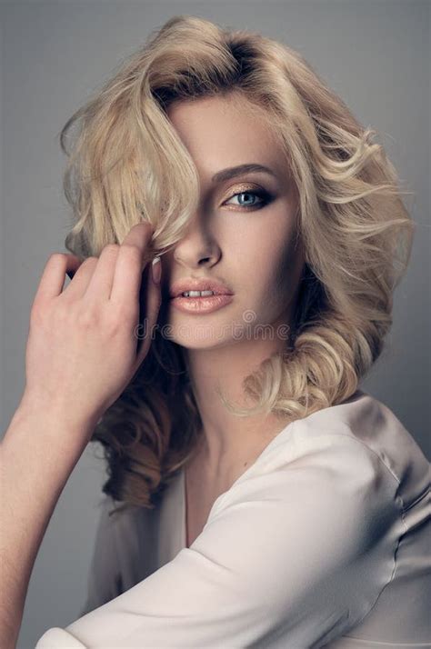 Retrato De Un Blonde Hermoso La Foto Entonó El Filt Del Instagram Del Estilo Imagen de archivo