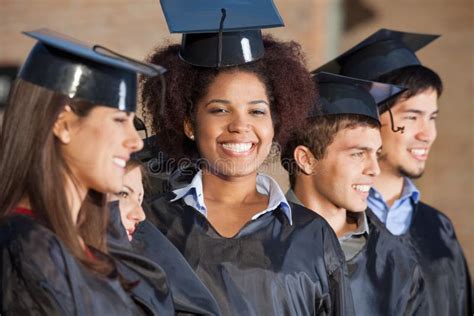 Mujer Con Los Amigos El Día De Graduación En La Universidad Imagen de