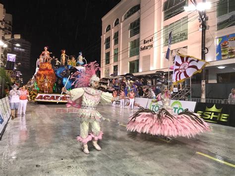 Escolas de samba animam público em Joaçaba na segunda noite de desfile