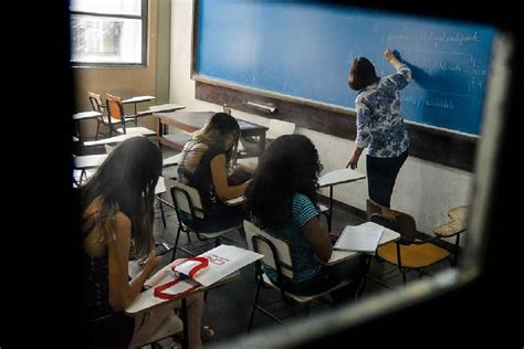 Pé de Meia alunos de baixa renda receberão R 200 por mês