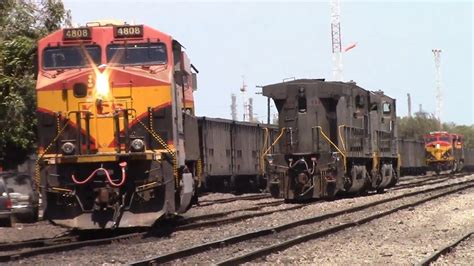 Pesado Tren Miscelaneo Con Locomotoras Saliendo A Toda Potencia Del