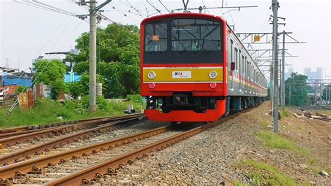 Kereta Krl Commuter Line Melintas Percabangan Matraman Spot Gunung