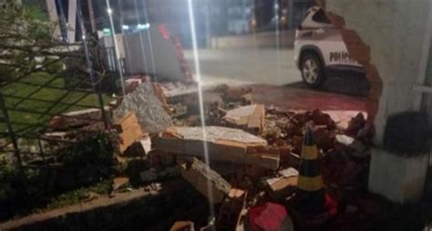 Carro colide contra muro de residência e foge do local em Mafra