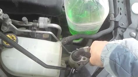 Как слить жидкость из бачка омывателя. - YouTube