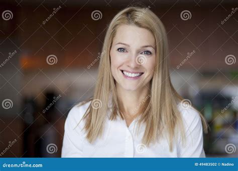 Rijpe Blonde Vrouwenglimlachen Bij Camera Stock Foto Image Of Gezag Manager