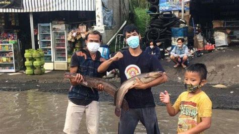 Viral Warga Protes Jalan Rusak Dijadikan Kolam Ikan Lele Sebut Tahun